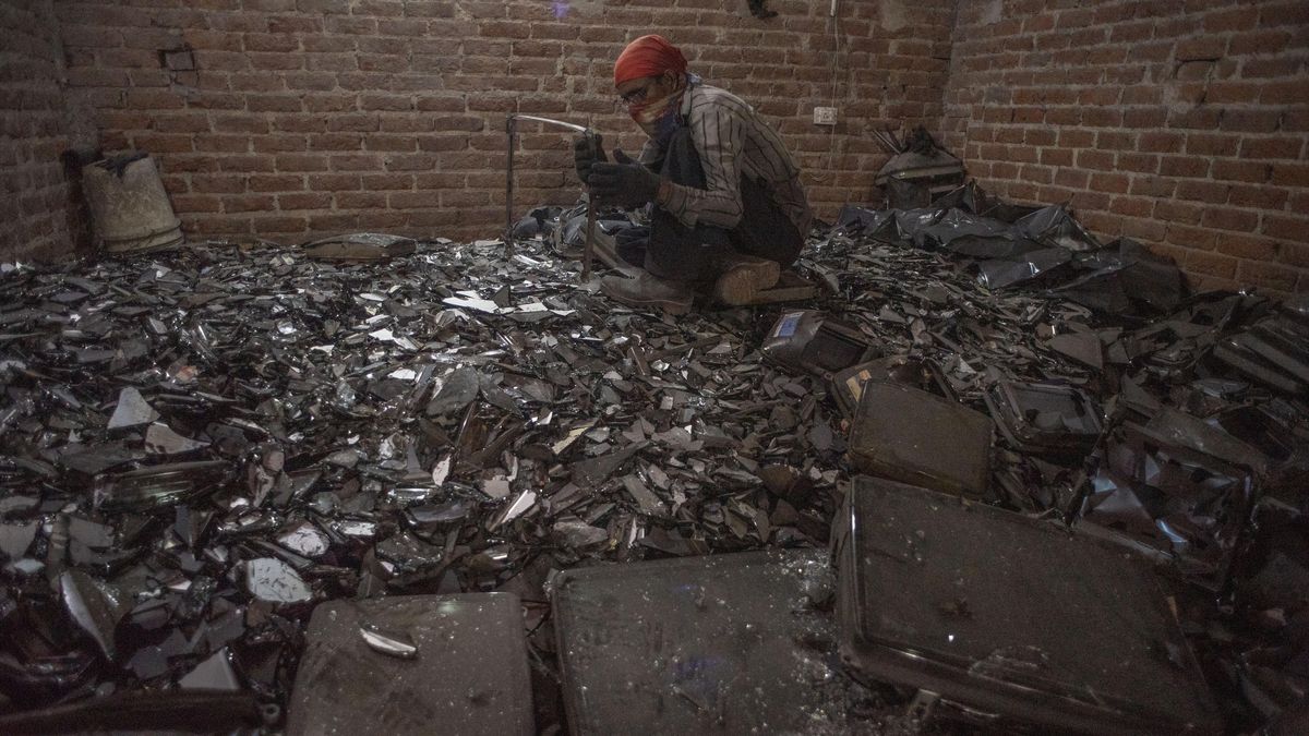 Fotky: Zavaleni elektroodpadem. Dělníci bez ochrany hledají toxické kovy